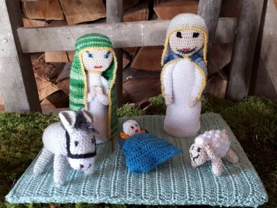 Dru&scaron;tvo za ohranjanje dedi&scaron;čine z Gradeža pri Turjaku vabi na tradicionalno Razstavo jaslic v skritih kotičkih Gradeža (pri Turjaku), ki si jo v spremstvu vodnikov lahko ogledate od 18. decembra 2022 do 8. januarja 2023, med tednom od 16. do 19. ure, ob sobotah in nedeljah od 13. do 19. ure. Organiziranim skupinam priporočamo vnaprej&scaron;nja najava.<br>Odprtje razstave bo 18. decembra 2022 ob 17.30 z božičnim koncertom in tržnico, zaključek pa 8. januarja 2023 ob 17.30 z razstavo poprtnikov. Vodeni ogledi in tržnica bodo tudi 26. decembra 2022 ter 1. in 8. januarja 2023 ob 17.30. <br>