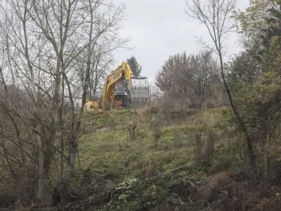 - 01.12.2022 &ndash; Stanežiče &ndash; deponija &ndash; sanacija nelegalnega nasutja gradbenega materiala, kamor je občinski izvajalec Prenova-Gradbenik odlagal gradbeni material z gradbi&scaron;č na Trža&scaron;ki in Dunajski cest //FOTO: Jaka Gasar