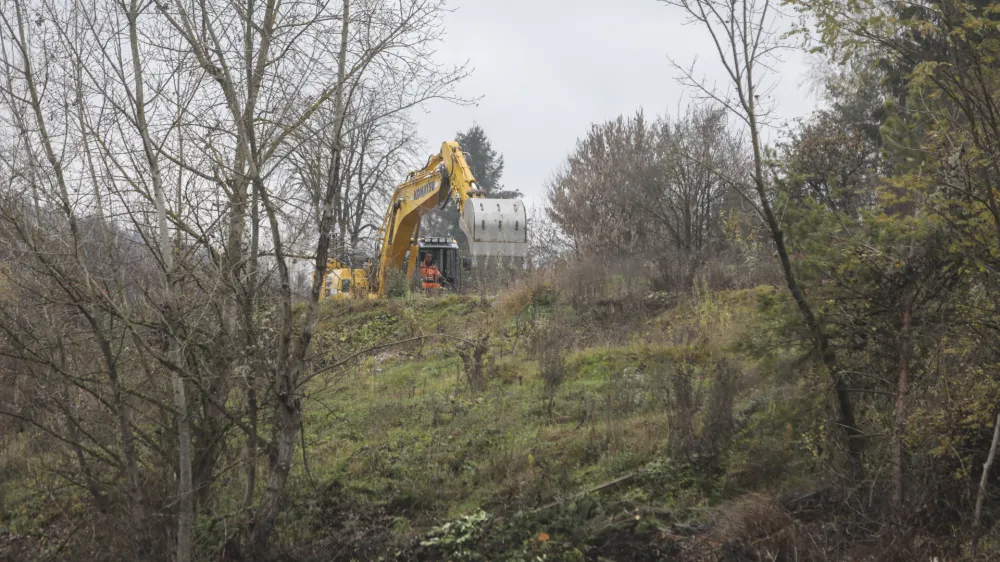- 01.12.2022 &ndash; Stanežiče &ndash; deponija &ndash; sanacija nelegalnega nasutja gradbenega materiala, kamor je občinski izvajalec Prenova-Gradbenik odlagal gradbeni material z gradbi&scaron;č na Trža&scaron;ki in Dunajski cest //FOTO: Jaka Gasar