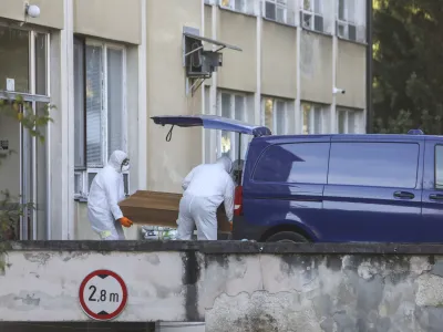 - Bolnica Petra Držaja v &Scaron;i&scaron;ki &ndash; prostori za covid bolnike - pogrebna služba, mrtvi, krsta - 03.11.2020 - 30 dnevna epidemija Koronavirus COVID-19 v Sloveniji &ndash; Covid bolniki so name&scaron;čeni na petih lokacijah po Ljubljani, in sicer na infekcijski kliniki, ortopedski kliniki, novi pediatrični kliniki, stari pediatrični kliniki in v bolni&scaron;nici Petra Držaja //FOTO: Jaka Gasar