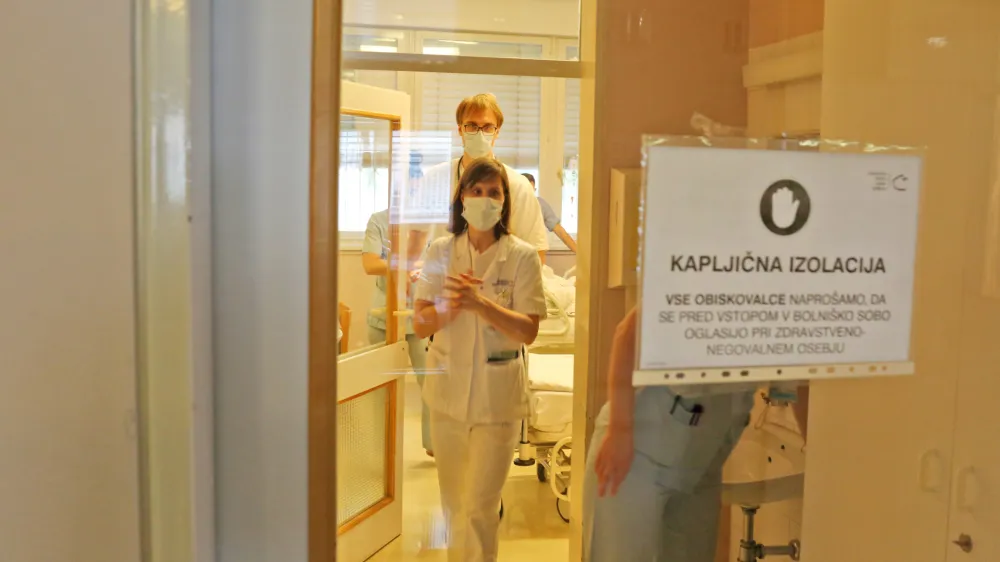 &ndash; bolni&scaron;ka soba &ndash; kapljična izolacija &ndash; gripa &ndash; virusno obolenje - akutna virusna bolezen dihal - zdravstvo - - 13.01.2020 - Negovalna bolni&scaron;nica Ljubljana - Oddelek za gripo -  Stara pediatrična klinika, Vrazov trg 1, //FOTO: Bojan Velikonja