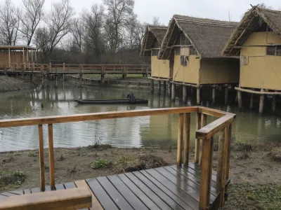 Tri koli&scaron;čarske kolibe so na kolih postavili ob jezeru. Foto: Jaka Gasar