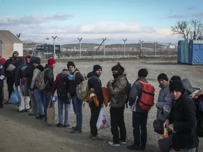 26.01.2016 -- Mejni prehod Idomeni/Gevgelija - glavna pot prek katere trenutno begunci iz Turčije in Grčije ter Balkana potujejo v Evropo<br><br><br><br> - Begunci 2016 - migracije po zahodni balkanski poti - migracijska pot beguncev iz Sirije, Afganistana in Iraka čez Balkan proti zahodni Evropi - evropska begunska kriza - migranti -    ///FOTO: Luka Cjuha