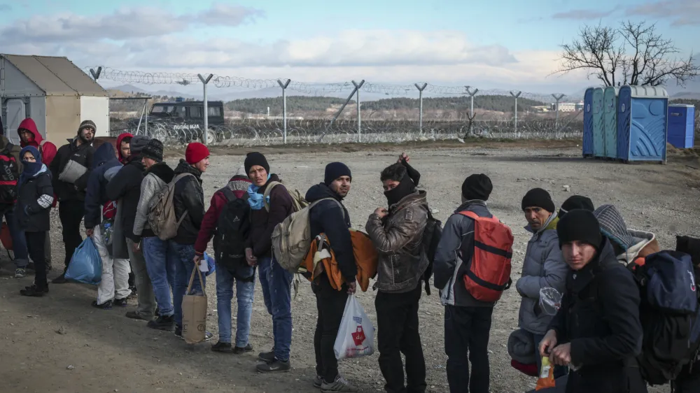 26.01.2016 -- Mejni prehod Idomeni/Gevgelija - glavna pot prek katere trenutno begunci iz Turčije in Grčije ter Balkana potujejo v Evropo<br><br><br><br> - Begunci 2016 - migracije po zahodni balkanski poti - migracijska pot beguncev iz Sirije, Afganistana in Iraka čez Balkan proti zahodni Evropi - evropska begunska kriza - migranti -    ///FOTO: Luka Cjuha