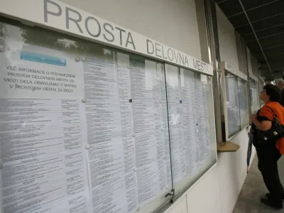 - Zavod RS za zaposlovanje, oglasna tabla - prosta delovna mesta, Parmova ulica 32 //FOTO: Matej Pov&scaron;e