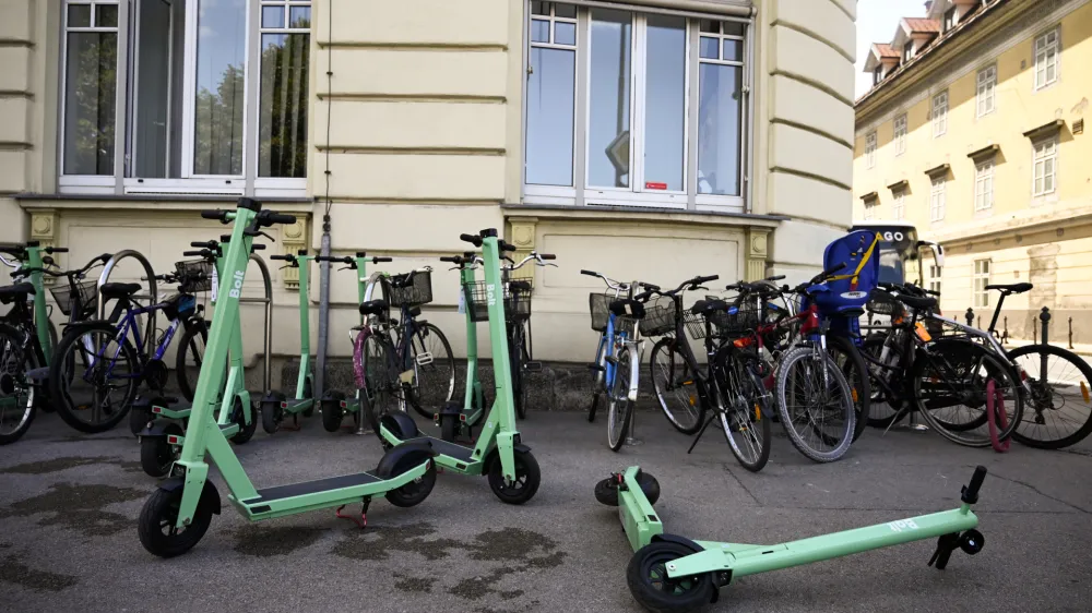 Družba Bolt mora do konca leta natančno opredeliti območja, kjer bi občina v prihodnje lahko zarisala parkirne povr&scaron;ine za električne skiroje. Tako naj bi preprečili, da bi uporabniki Boltove skiroje parkirali na neprimernih mestih.