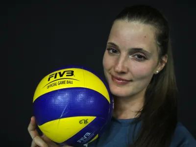 - 17.08.2019 - Iza Mlakar, odbojkarica - odbojkarica ekipe Nove KBM Branik, podpisala enoletno pogodbo z italijansko ekipo Igor Volley Novara, //FOTO: Jaka Gasar