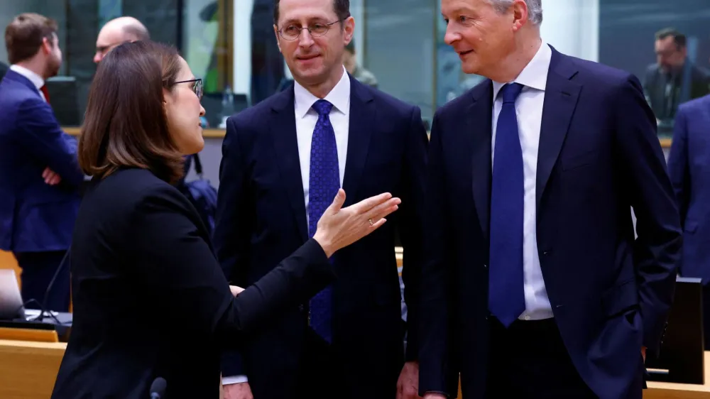 Poljska finančna ministrica Magdalena Rzeczkowska se pogovarja s francoskim kolegom Brunom Lemairom, gleda ju madžarski finančni minister Mihaly Varga.