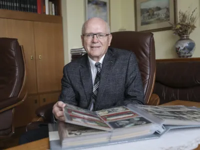 Zmago Tančič, ki že več kot 40 let zbira stare razglednice z motivi Ljubljane in njene okolice, ima v svoji obsežni zbirki najstarej&scaron;o znano razglednico Ljubljane. Foto: Jaka Gasar