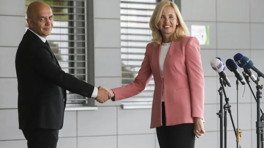 nova ministrica za notranje zadeve mag. Tatjana Bobnar, novi v.d. generlani direktor Policije mag. Bo&scaron;tjan Lindav - 02.06.2022 &ndash; Ministrstvo za notranje zadeve - Izjava za javnost nove ministrice za notranje zadeve mag. Tatjane Bobnar in novega v. d. generalnega direktorja policije mag. Bo&scaron;tjana Lindava //FOTO: Jaka Gasar