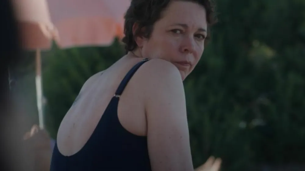 Olivia Colman kot Leda v filmu, ki so ga posneli po romanu Izgubljena hči. Foto: Wikipedia&nbsp;