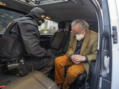 Nem&scaron;ka policija je v racijah, v katerih je sodelovalo več kot 3000 policistov v enajstih zveznih deželah, aretirala tudi voditelja teroristične združbe, princa Heinricha XIII. Reu&szlig;a.&nbsp;