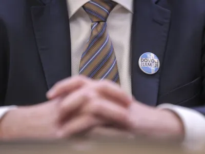 vodja pogajalske skupine Fides Gregor Zemljič - značka DOVOLJ NAM JE <br> <br>- 19.10.2022 - Vladna stran in Sindikat zdravnikov in zobozdravnikov Slovenije Fides podpisala sporazum o prekinitvi napovedane zdravni&scaron;ke stavke.<br> <br>//FOTO: Jaka Gasar