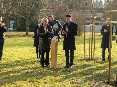 Rektor Univerze v Ljubljani in prorektor Univerze v Jamana&scaron;iju ob spominski plo&scaron;či v novem drevoredu japonskih če&scaron;enj&nbsp;