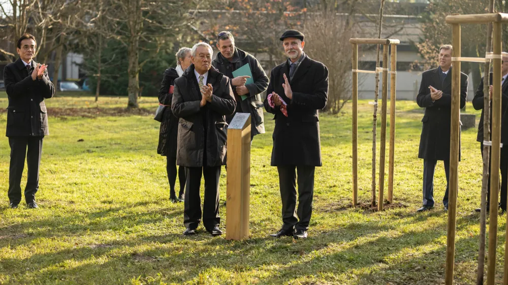 Rektor Univerze v Ljubljani in prorektor Univerze v Jamana&scaron;iju ob spominski plo&scaron;či v novem drevoredu japonskih če&scaron;enj&nbsp;