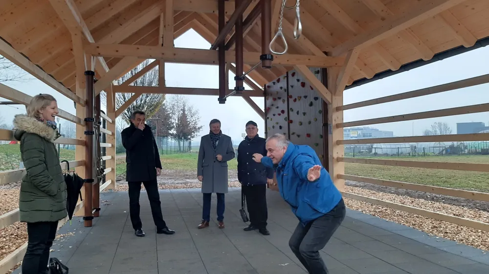 Sprva predlagano idejo postavitve pokritega objekta v obliki kozolca, kjer bi se lahko izvajale razne aktivnosti, so na občini nadgradili v projekt Medgeneracijski živžav z objektom za &scaron;port, rekreacijo in prosti čas.