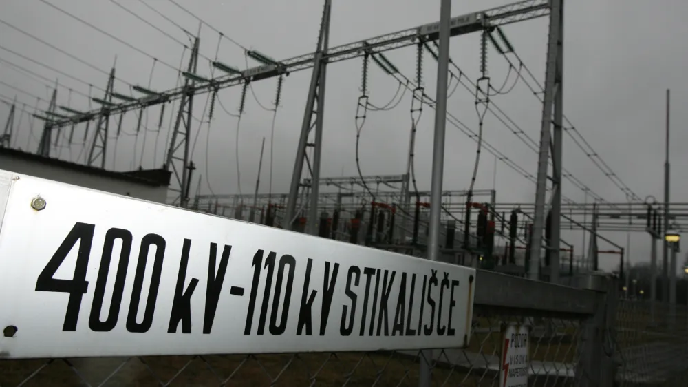 ilustrativna fotografija -- ELES &ndash; Elektro Slovenija, Naklo &ndash; transformator - Vklop novega transformatorja v RTP Okroglo - S tem se bo izbolj&scaron;ala zanesljivosti in kakovost napajanja za odjemalce električne energije na Gorenjskem in v &scaron;ir&scaron;i okolici Ljubljane, //FOTO: Matej Pov&scaron;eOPOMBA: ZA OBJAVO V ČASOPISU DNEVNIK