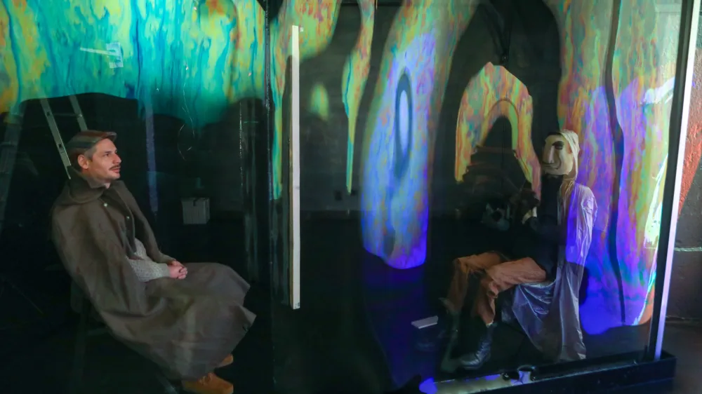 09.12.2022 - režiser Marko Čeh v Gledali&scaron;ču Glej pripravlja predstavo Soap Opera, katere glavni scenografski element bo stena iz milniceFoto: Luka Cjuha