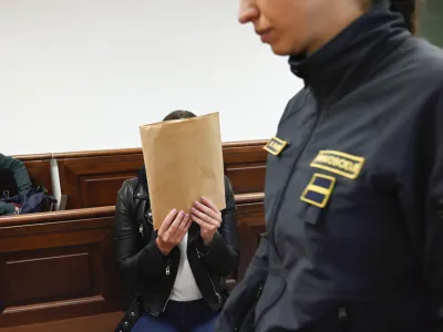 Tanja Tolimir pravi, da ni izdajala nikakr&scaron;nih tajnih podatkov, kot ji očita tožilstvo, pa tudi, da s kava&scaron;kim klanom ni povezana.
&nbsp;