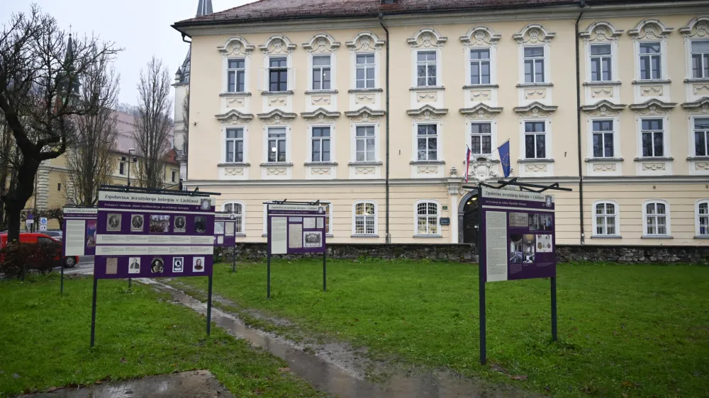 - 09.12. 2022 - Razstava Ko so nam zvezde naklonjene &hellip; Zgodovina jezuitskega kolegija v Ljubljani pred Arhivom Republike Slovenije.  //FOTO: Nik Erik Neubauer