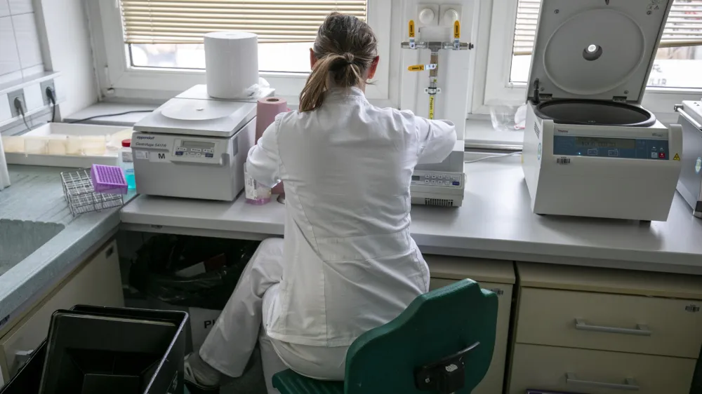 laboratorij<br><br><br>- 04.03.2020 &ndash; Maribor - Nacionalni laboratorij za zdravje, okolje in hrano (NLZOH) - Center za medicinsko mikrobiologijo &ndash; testiranje vzorcev dihal bolnikov pri katerih obstaja sum na okužbo z novim koronavirusom SARS-CoV-2 (COVID-19), Prvomajska 1 v Mariboru //FOTO: Matjaž Ru&scaron;tOPOMBA: REPORTAŽA ZA OBJEKTIV 2020