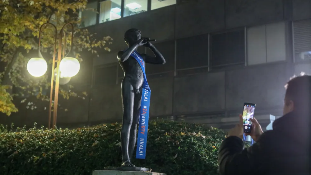 RTV Slovenija kip deček s pi&scaron;čalko- 27.11.2022 &ndash; Referendumi 2022 &ndash; glasovanje o treh zakonodajnih referendumih, in sicer o&nbsp;noveli Zakona o vladi, noveli Zakona o dolgotrajni oskrbi in noveli Zakona o Radioteleviziji Slovenija&nbsp;&nbsp;//FOTO: Luka Cjuha