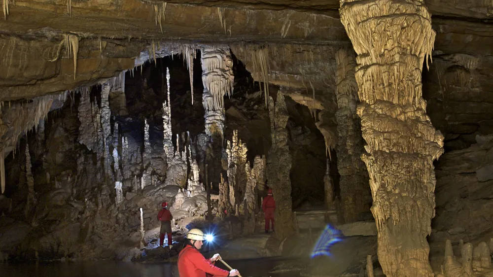 - Križna jama - Stari trg pri Ložu- posebnost jame so podzemna jezera s sigastimi pregradami in najdi&scaron;če kosti jamskih medvedov- dolžina vseh znanih rovov je več kot 10 km. //FOTO: Jaka AdamičOPOMBA: ZA OBJAVO V PRILOGI &ndash; DNEVNIKOV OBJEKTIV - REPORTAŽA