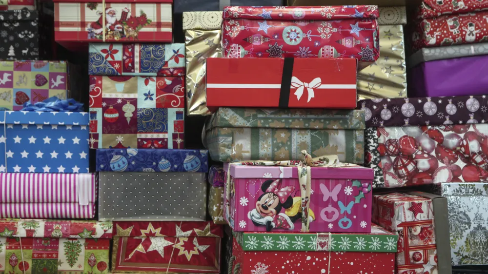 - 12.12.2015 - Udarni&scaron;ka akcija v Božičkovi tovarni - dobrodelna akcija Božiček za en dan - darila za otroke iz socialno ogroženih družin, ki so se zna&scaron;li na seznamu akcije in katerim so se dobri ljudje po vsej državi odločili polep&scaron;ati praznični čas ob koncu leta. - dobrodelnost -  ///FOTO: Luka Cjuha.