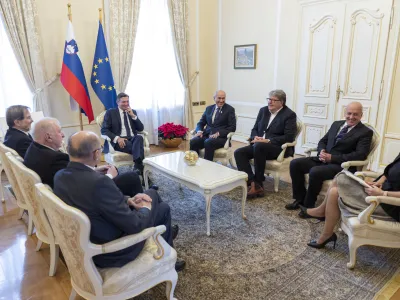 Vidni predstavniki slovenske osamosvojitve Igor Bavčar, Janez Jan&scaron;a, Jelko Kacin, Lojze Peterle, Dimitrij Rupel in Janez Bučar v imenu pokojnega Franceta Bučarja so od predsednika republike Boruta Pahorja sprejeli leta 1993 vrnjena odlikovanja zlati častni znak svobode.&nbsp;