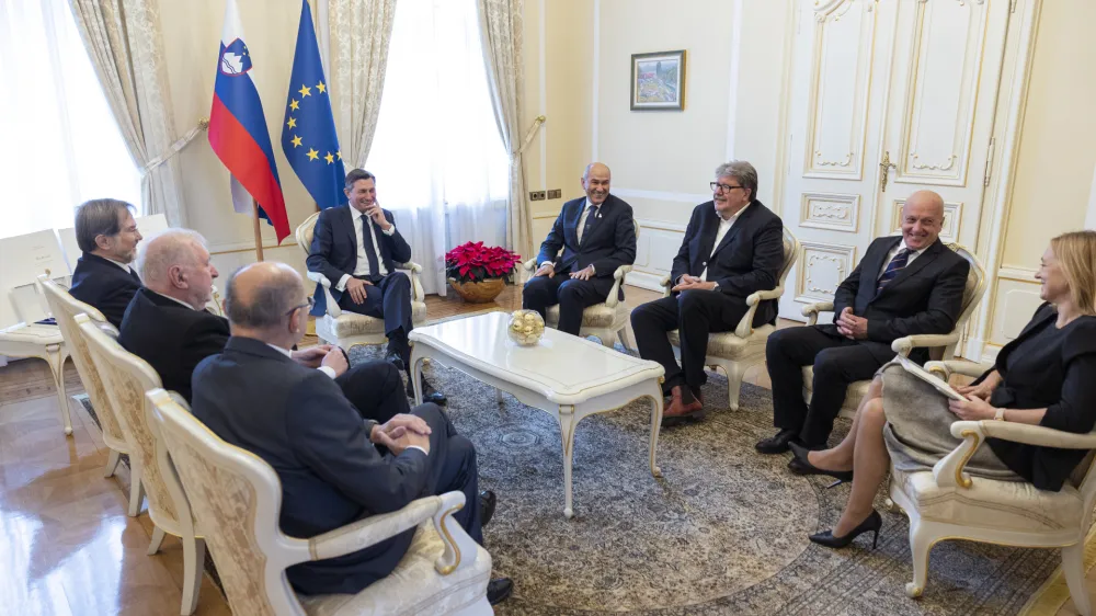 Vidni predstavniki slovenske osamosvojitve Igor Bavčar, Janez Jan&scaron;a, Jelko Kacin, Lojze Peterle, Dimitrij Rupel in Janez Bučar v imenu pokojnega Franceta Bučarja so od predsednika republike Boruta Pahorja sprejeli leta 1993 vrnjena odlikovanja zlati častni znak svobode.&nbsp;