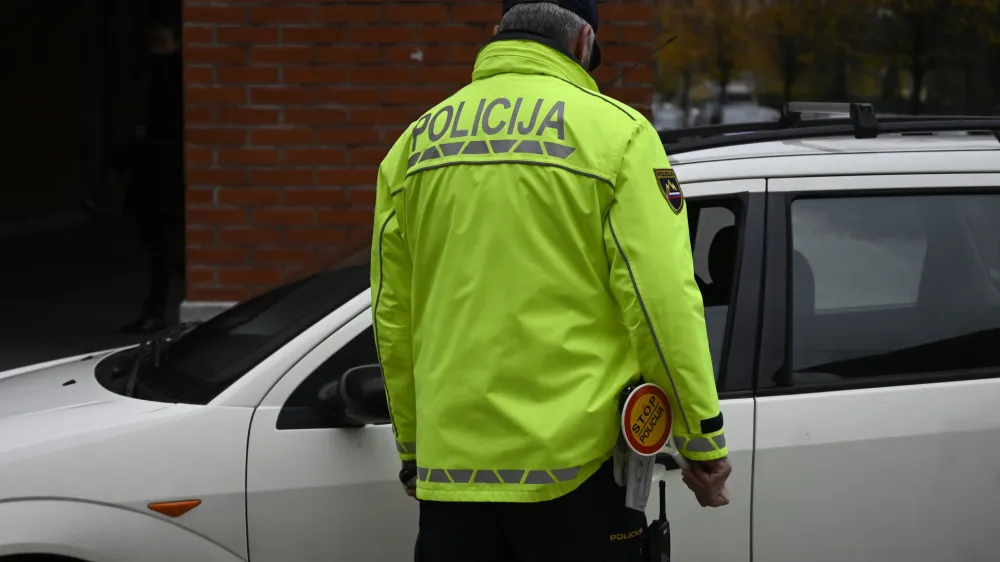 - preizkus alkoholiziranosti - alkotest, alkohol v prometu, policija - 06.12.2022 - policisti Postaje prometne policije Ljubljana vr&scaron;ili postopke preizkusov alkoholiziranosti voznikov v prometu na Kotnikovi ulici pred poslopjem Agencije za varnost prometa - //FOTO: Nik Erik Neubauer