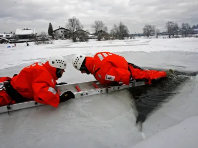 Ljubljanski poklicni gasilci na Kose&scaron;kem bajerju vadijo re&scaron;evanje na ledu. Foto: Bojan Velikonja&nbsp;