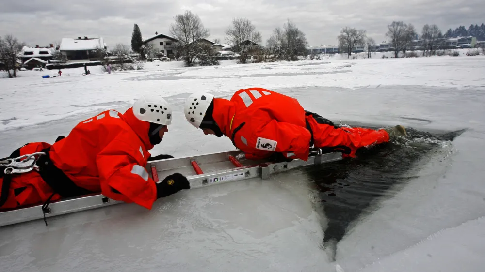 Ljubljanski poklicni gasilci na Kose&scaron;kem bajerju vadijo re&scaron;evanje na ledu. Foto: Bojan Velikonja&nbsp;