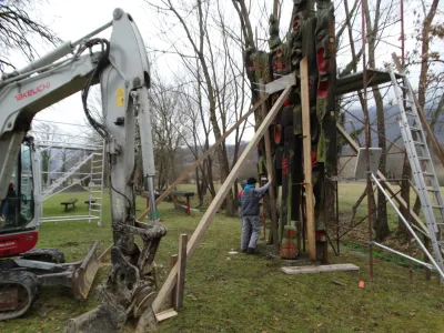 Pri demontaži kipa so si morali pomagati s stroji, saj so posamezni elementi težki več sto kilogramov.