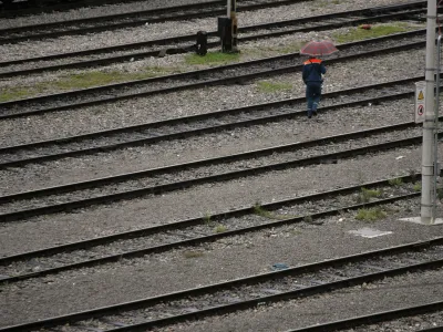 - ilustrativna fotografija - SŽ - Slovenske železnice - tiri - samomor//FOTO: Bojan Velikonja