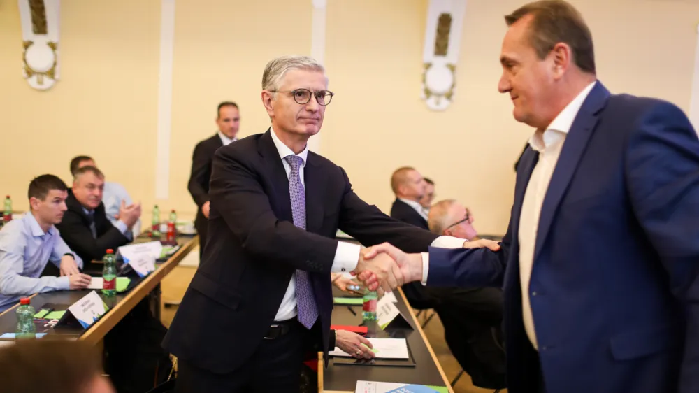 Med prvimi je Franju Bobincu čestital odbojkarski predsednik Metod Ropret, ki je bil ob Enzu Smrekarju, Miranu Kosu in Katji Koren Miklavec izvoljen za podpredsednika OKS.&nbsp;