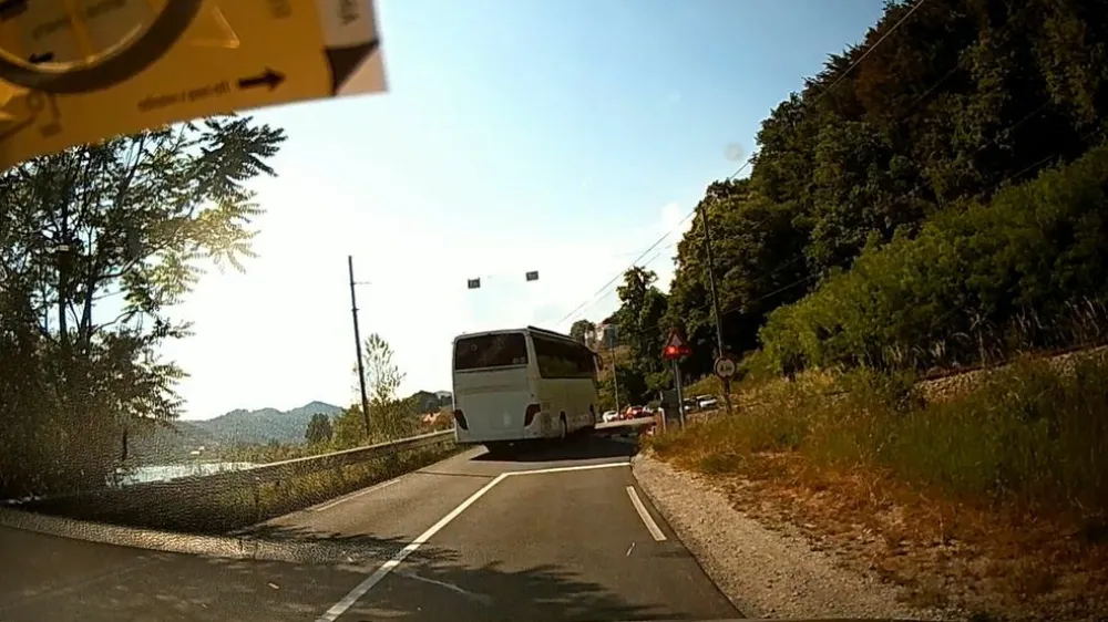 Avtobus je zapeljal čez železni&scaron;ki prehod. 