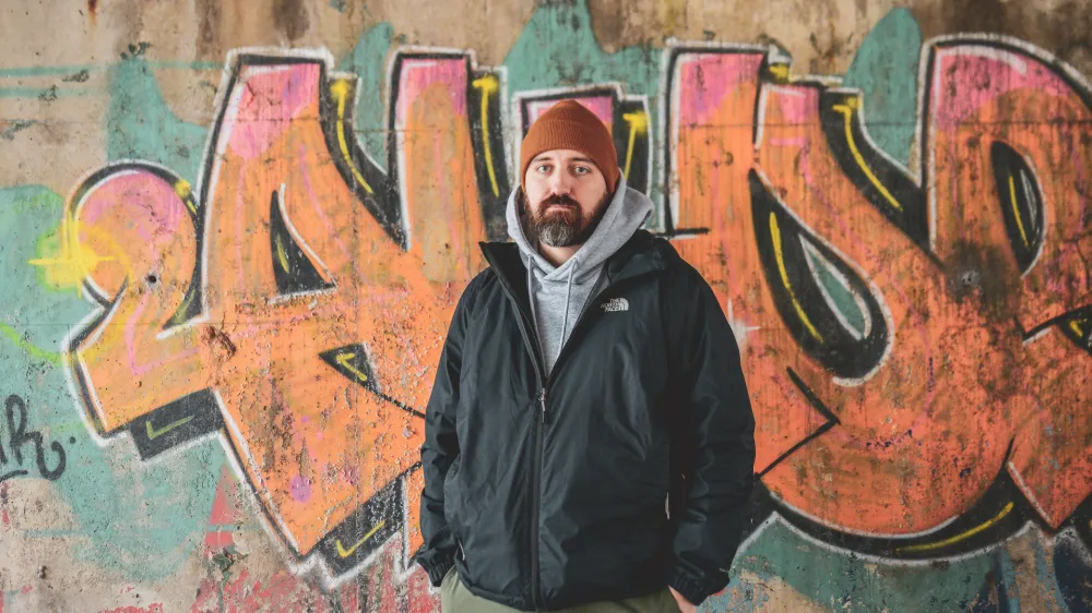 Ga&scaron;per Krajnc, stripar in ilustrator: V Va&scaron;kih pticah sem hotel ustvariti žalostno, otožno, nostalgično poletje, ki pa vseeno vzbuja neko pričakovanje. Poletje brez oblakov. Foto: Anže Buh