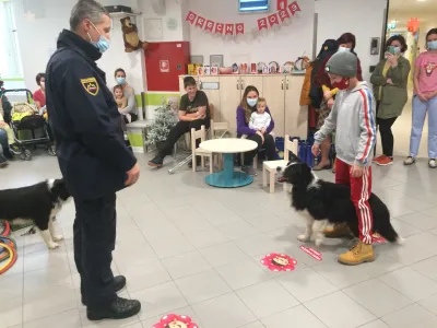 S pomočjo psov, ki v otrocih vzbujajo zanimanje in navdu&scaron;enje, policisti lažje približajo svoje delo tudi najmlaj&scaron;im.