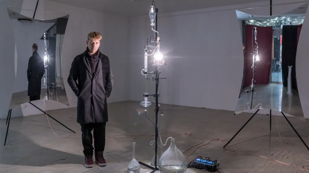 Razstava Mihe Godca, katere kuratorka je Rea Vogrinčič, je v Podhodu Ajdov&scaron;čina ustvarila posebno vzdu&scaron;je. Foto: Ma&scaron;a Krajnc