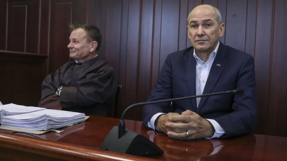 predsednik SDS Janez Jan&scaron;a, Franci Matoz, odvetnik Janeza Jan&scaron;e- 22.12.2022 &ndash; Okrožno sodi&scaron;če Kranj &ndash; od&scaron;kodninska tožba predsednika SDS Janeza Jan&scaron;e zoper sodnike in nekdanjo tožilko zaradi sodnega procesa Patria v vi&scaron;ini 900 tisoč evrov. //FOTO: Jaka Gasar