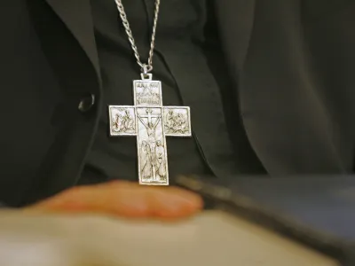 - ilustrativna fotografija - naprsni križ - pektoral- Slovenska &scaron;kofovska konferenca (S&Scaron;K) - spregovorili o aktualnih vpra&scaron;anjih v povezavi s Katoli&scaron;ko Cerkvijo //FOTO: Bojan Velikonja