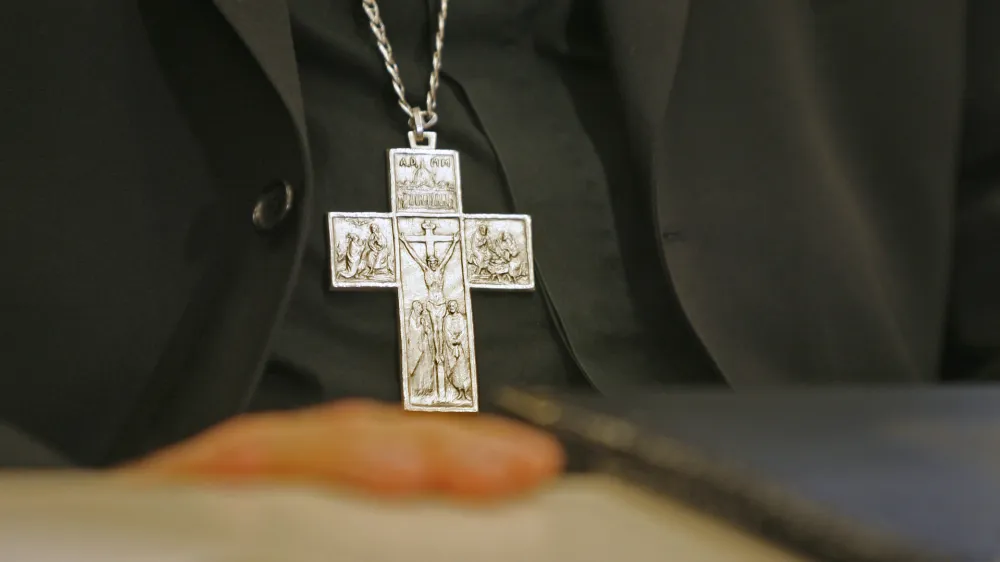 - ilustrativna fotografija - naprsni križ - pektoral- Slovenska &scaron;kofovska konferenca (S&Scaron;K) - spregovorili o aktualnih vpra&scaron;anjih v povezavi s Katoli&scaron;ko Cerkvijo //FOTO: Bojan Velikonja