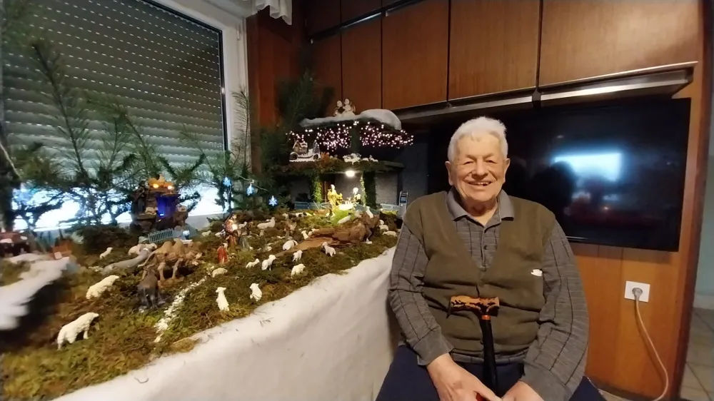 Blaž Sel&scaron;ek si je pri 91 letih zaželel, da morda &scaron;e zadnjič postavi jaslice v svoji kuhinji.