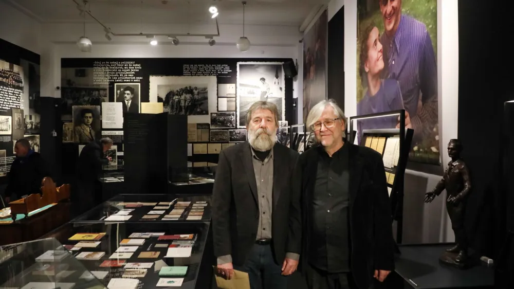 avtorja razstave Vlado Vrbič in mag. Marijan Rupert (NUK), <br><br>- 22.12.2022 &ndash; NUK - razstava Čas življenja in čas smrti: Karel Destovnik-Kajuh (1922-1944) - 100-obletnica rojstva pesnika<br><br>//FOTO: Tomaž Skale<br>