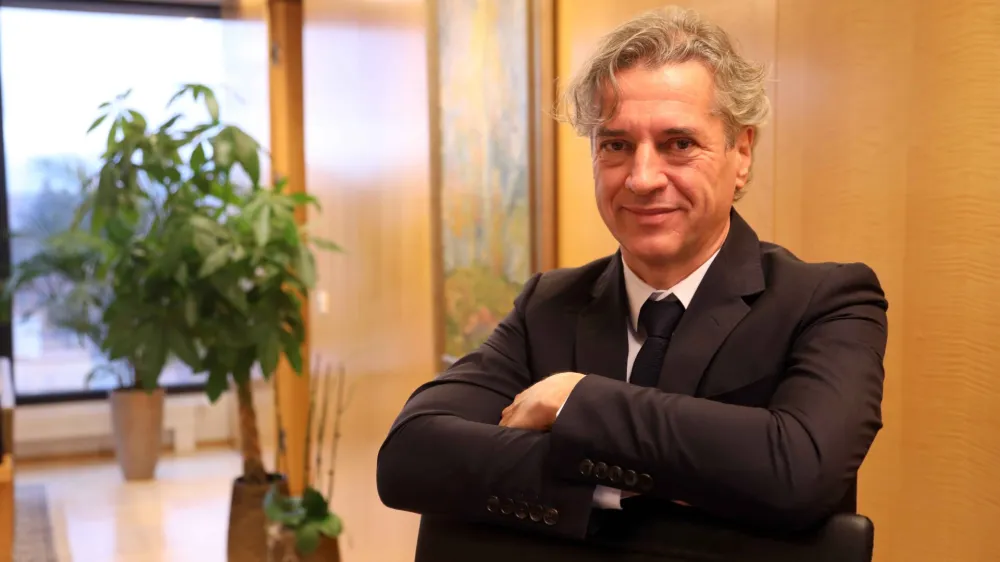 - 23.12.2022 &ndash; Dr. Robert Golob, elektroinženir, poslovnež in politik &ndash; predsednik vlade RS od 1. junija 2022 in predsednik stranke Gibanje Svoboda od 26. januarja 2022 //FOTO: Tomaž SkaleOPOMBA: DNEVNIKOV OBJEKTIV 2022 &ndash; INTERVJU