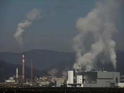 ekologija - onesnaženost<br><br><br>- 3.12.2013 - VIPAP VIDEM KR&Scaron;KO d.d. proizvodnja časopisnih in premazanih grafičnih papirjev, Tovarni&scaron;ka 18, tovarna - stavba - papirnica  //FOTO: Luka Cjuha