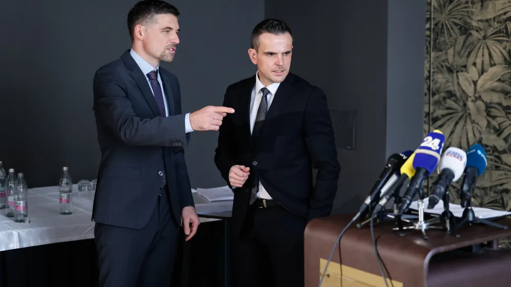 Pobudo za začetek postopka za oceno ustavnosti novele zakona o RTVS sta danes v hotelu Slon predstavila prvopodpisani pobudnik in predsednik programskega sveta RTVS Peter Gregorčič (levo) ter avtor pobude Matej Avbelj. Foto: STA