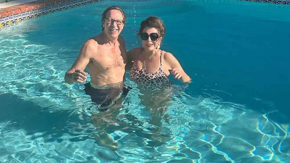 Joan Collins, zvezdnica kultne telenovele iz 80. let prej&scaron;njega stoletja Dinastija, v kateri je igrala spletkarsko Alexis, je danes stara 89, te dni pa je ob praznovanju božiča pokazala, da je &scaron;e vedno v odlični formi. Na družbenih omrežkih je objavila fotografije z zabave na Beverly Hillsu, kjer si je za kopanje v bazeni izbrala enodelne kopalke z leopardjim vzorcem in razkrila izjemno postavo. Fotografija, na kateri je z možem Percyjem Gibsonom, ki je od nje mlaj&scaron;i 32 let