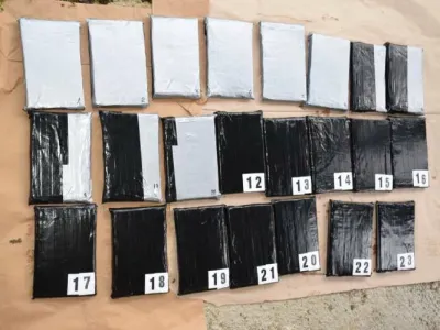 Hrva&scaron;ki policisti so zasegli okoli 120 kilogramov kokaina, skritega v sodih in zakopanega pod zemljo. Foto: MUP HR